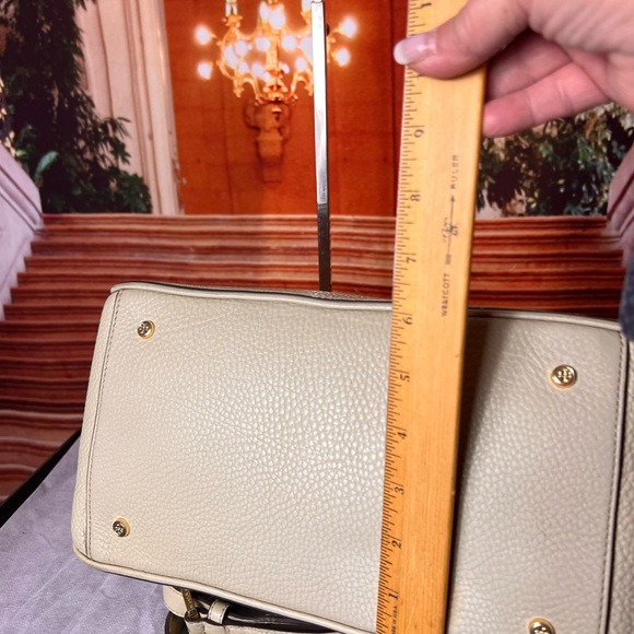 Tory Burch Robinson pebbled leather tote bag cream color with logo charm tag - Picture 15 of 17
